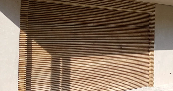 puerta ascendente de madera