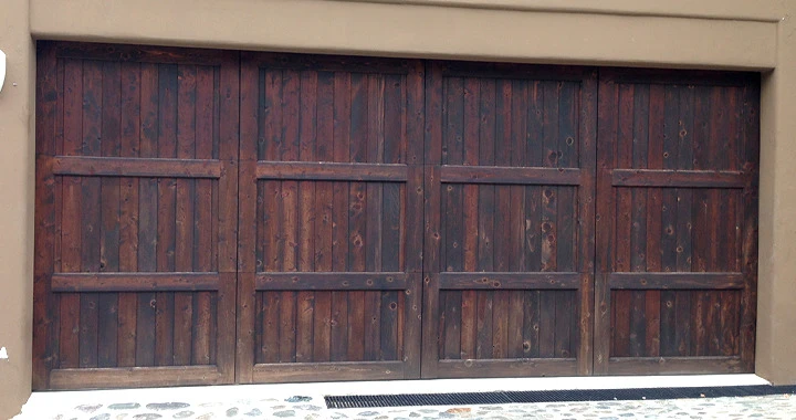 puerta ascendente de madera
